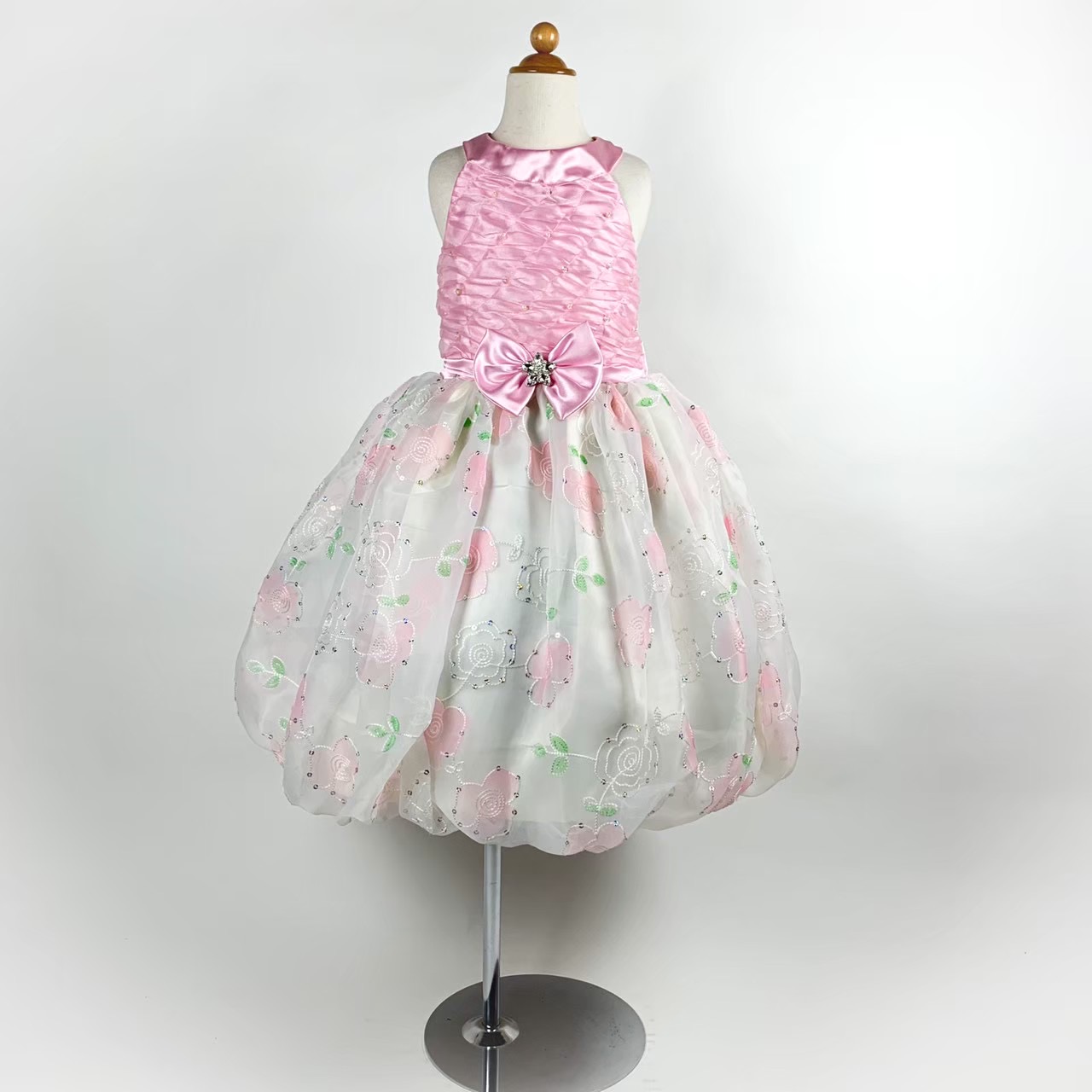 ホルターネックピンクドレス